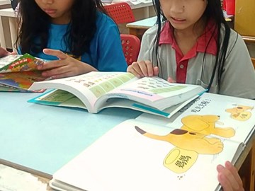 三位小美女功課寫完安靜地在書桌上閱讀