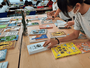 20251113 臺中市四張犁國中 展示好書